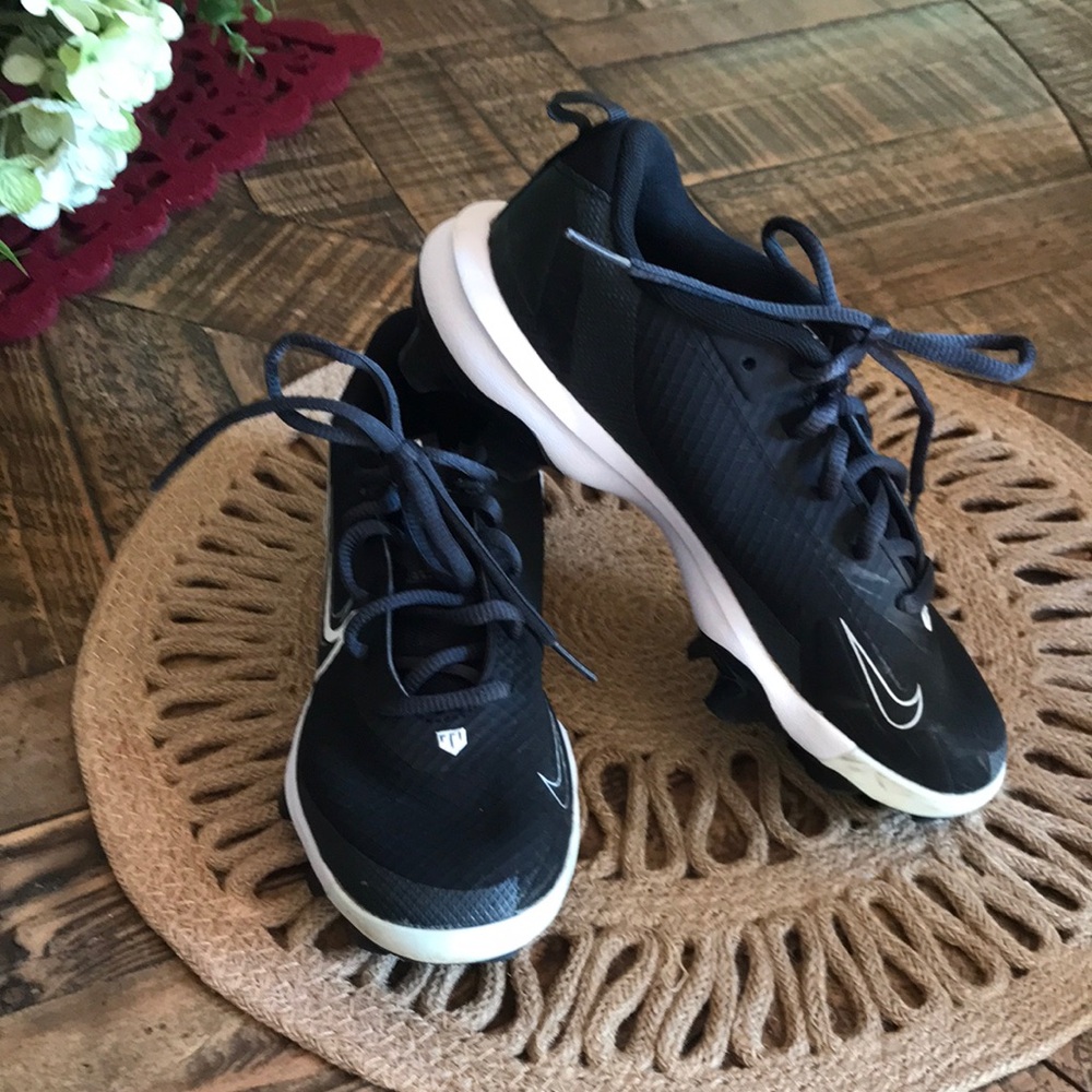 Nike Black Athletic Cleats with White Swoosh sz 3.5